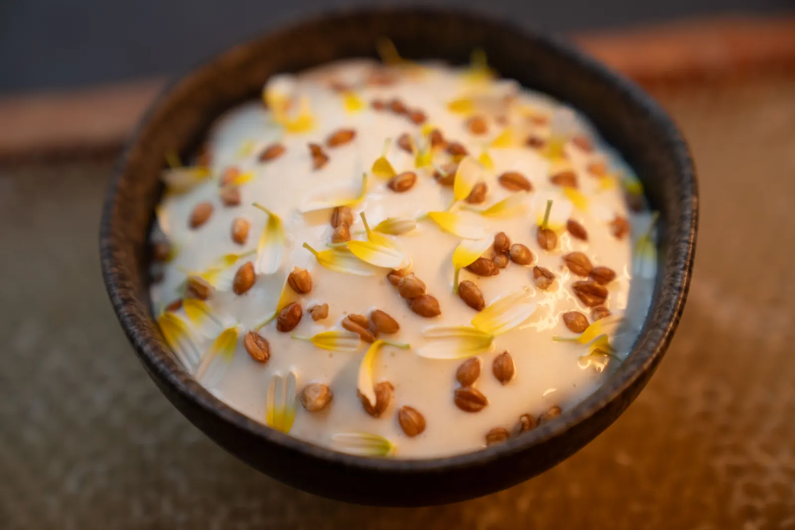Crème, miel et graines torréfiées