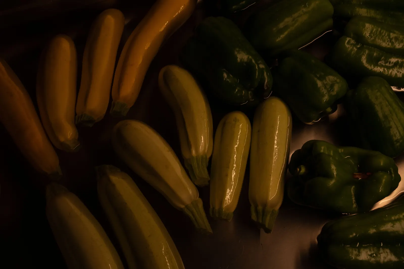 Courgettes et poivrons de la récolte