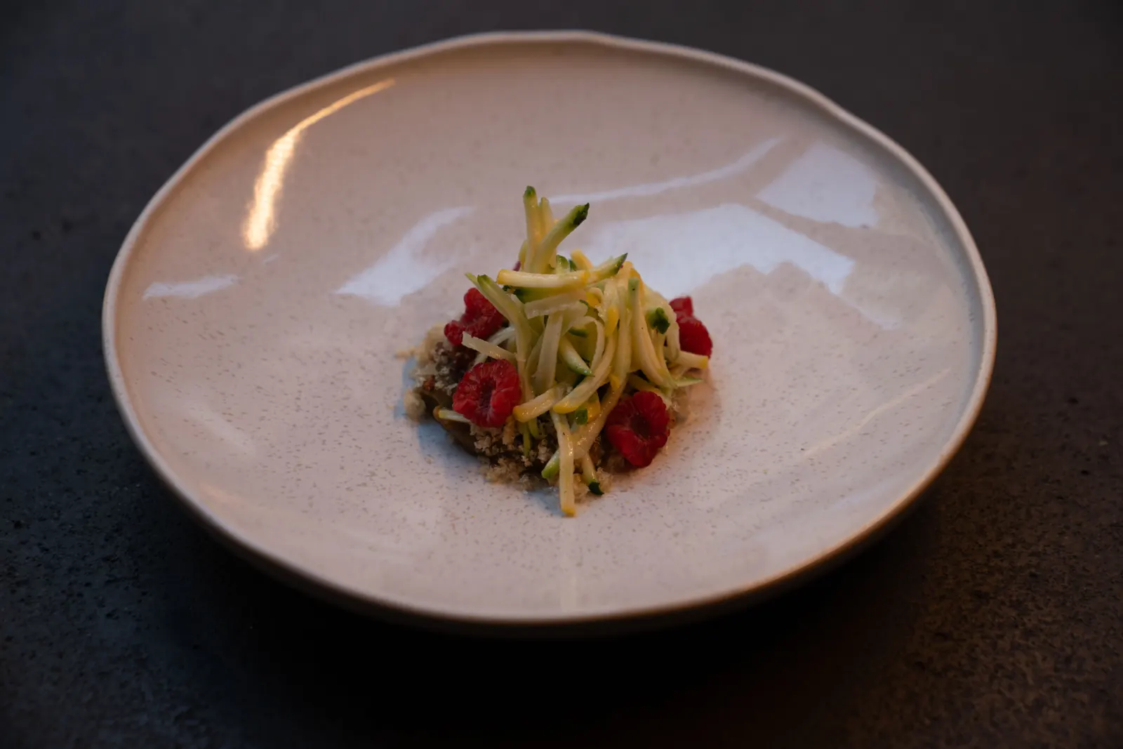 Entrée de saison dans une assiette blanche
