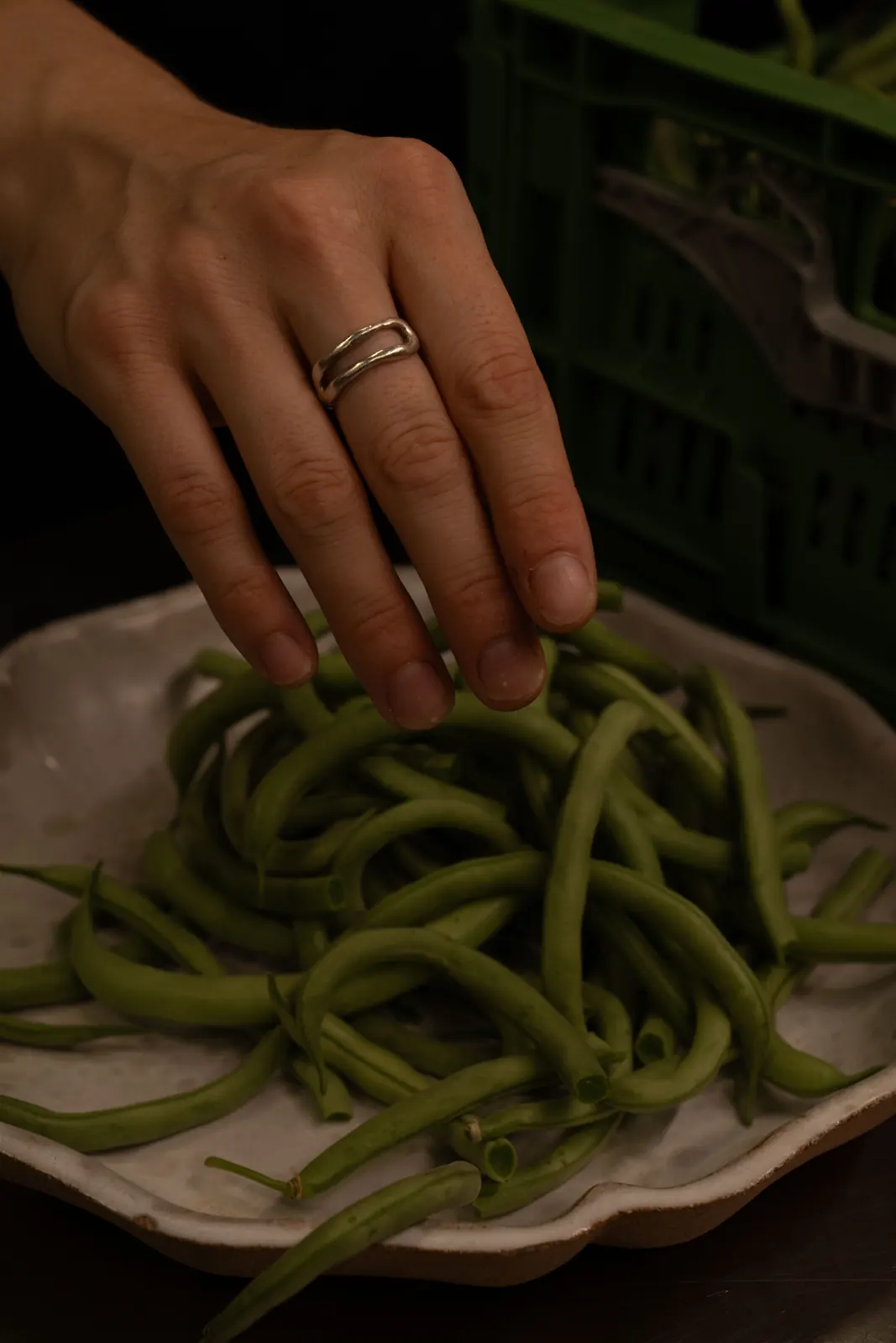 Équeutage des haricots verts en cuisine